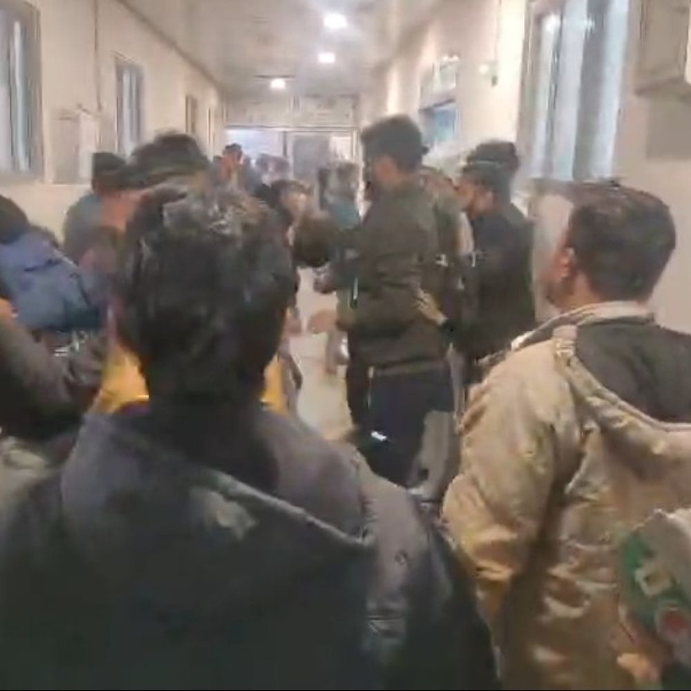 DMCH में जूनियर डॉक्टर-मरीज के परिजनों के बीच मारपीट:इलाज में लापरवाही बरतने का लगाया आरोप, पुलिस ने मामला शांत कराया; इमरजेंसी सेवा प्रभावित रही