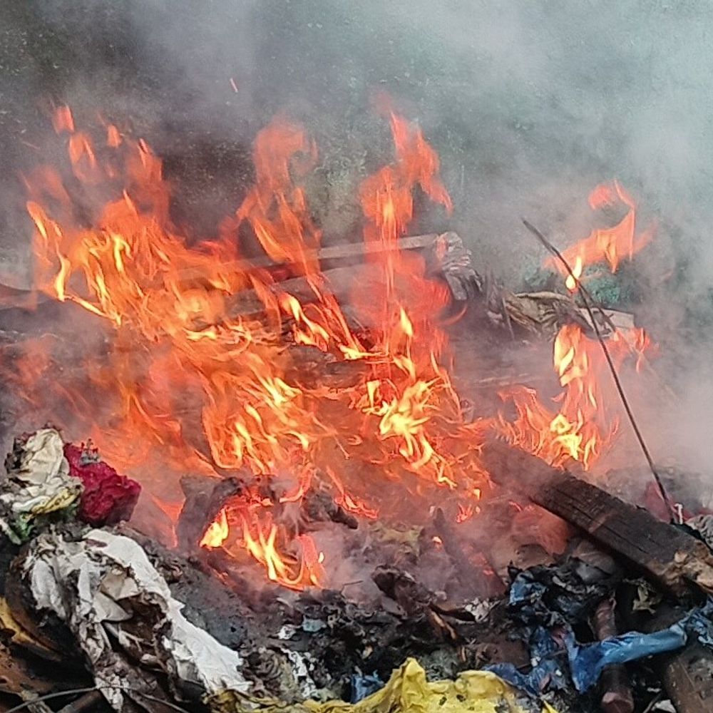 जमशेदपुर में शॉर्ट सर्किट से घर में लगी आग:  दाईगुटु कावेरी रोड पर उर्मिला देवी के मकान का सामान जला, घर में लगा था ताला – Jamshedpur (East Singhbhum) News