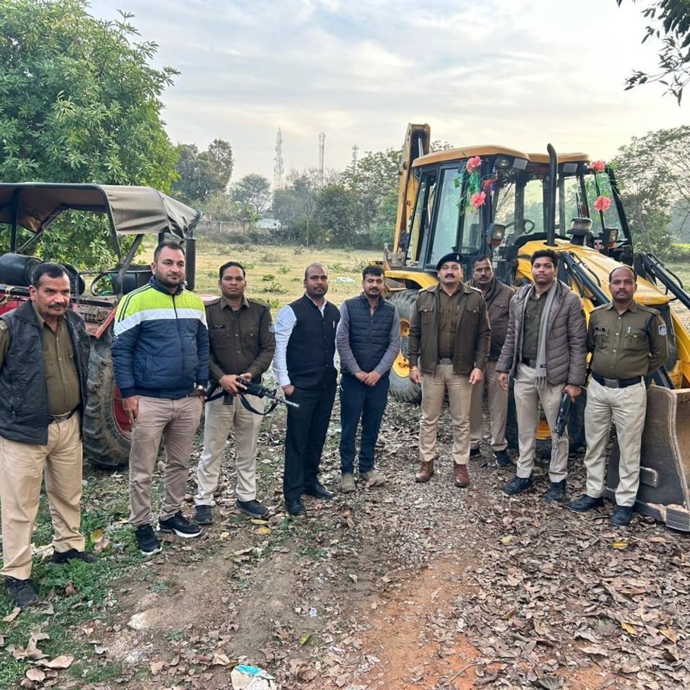 दतिया में अवैध उत्खनन पर छापा:जेसीबी और ट्रैक्टर-ट्रॉली जब्त; टीम को देख भागे माफिया, कलेक्टर कोर्ट में चलेगा केस
