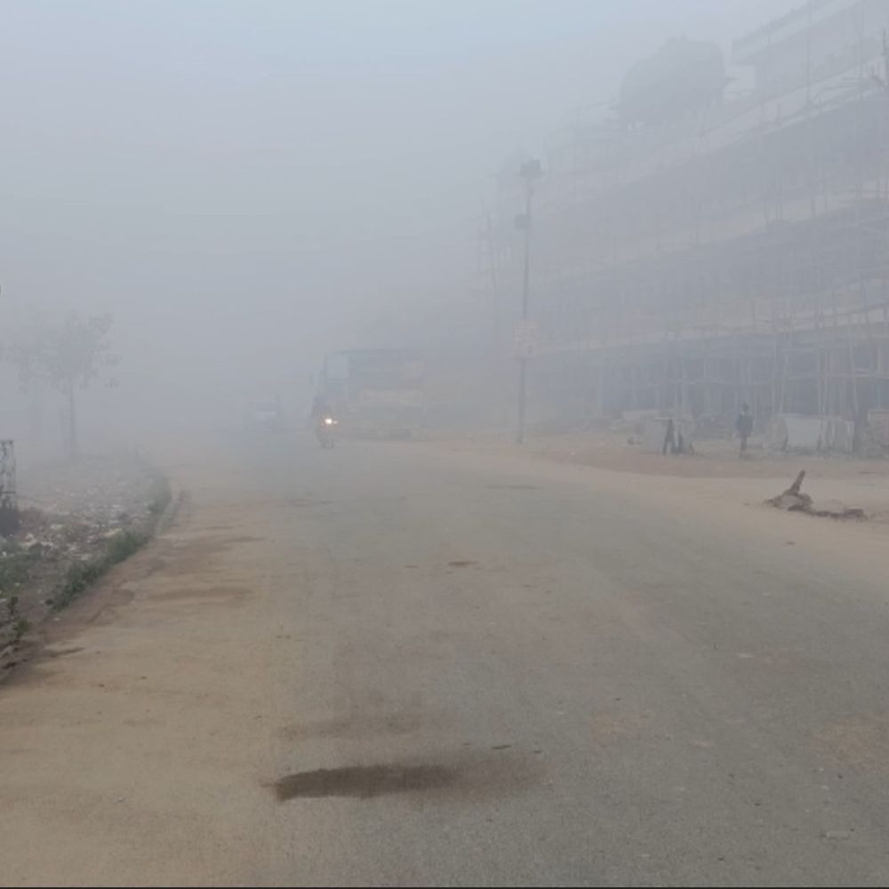 जालौन में घना कोहरा छाया, तापमान गिरा:ठंडी हवाओं से जनजीवन प्रभावित, रबी फसलों को राहत