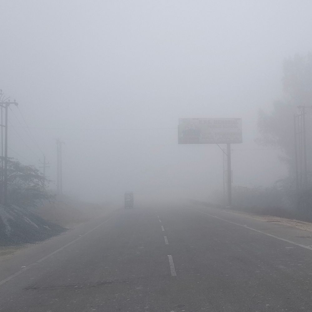 अमेठी में मौसम बदला, पूरे जिले में घना कोहरा:न्यूनतम तापमान 12 डिग्री सेल्सियस दर्ज, विजिबिलिटी कम होने से बढ़ी ठंड