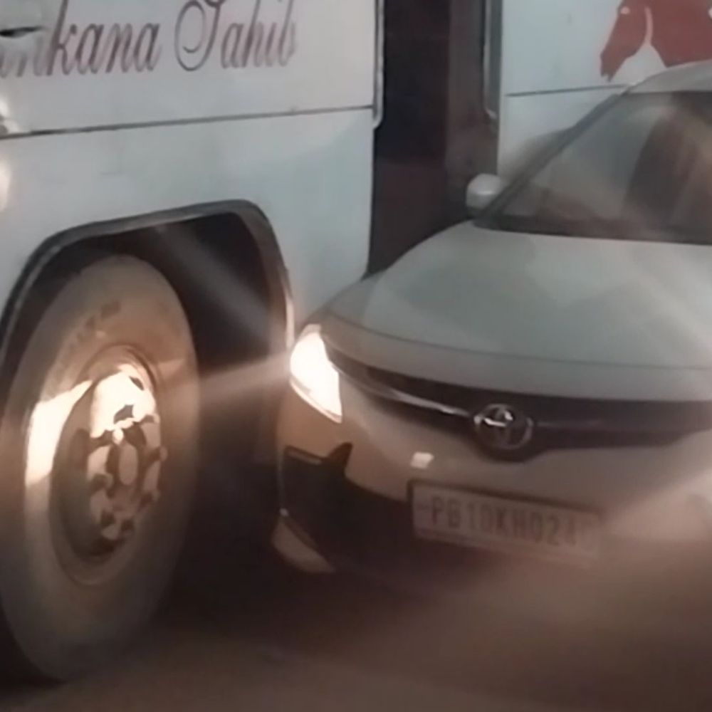 लुधियाना में कार-बस टक्कर से लगा जाम:  30 मिनट तक नहीं पहुंची पुलिस, लोगों ने संभाला ट्रैफिक, आधे घंटे तक फंसे वाहन – Ludhiana News