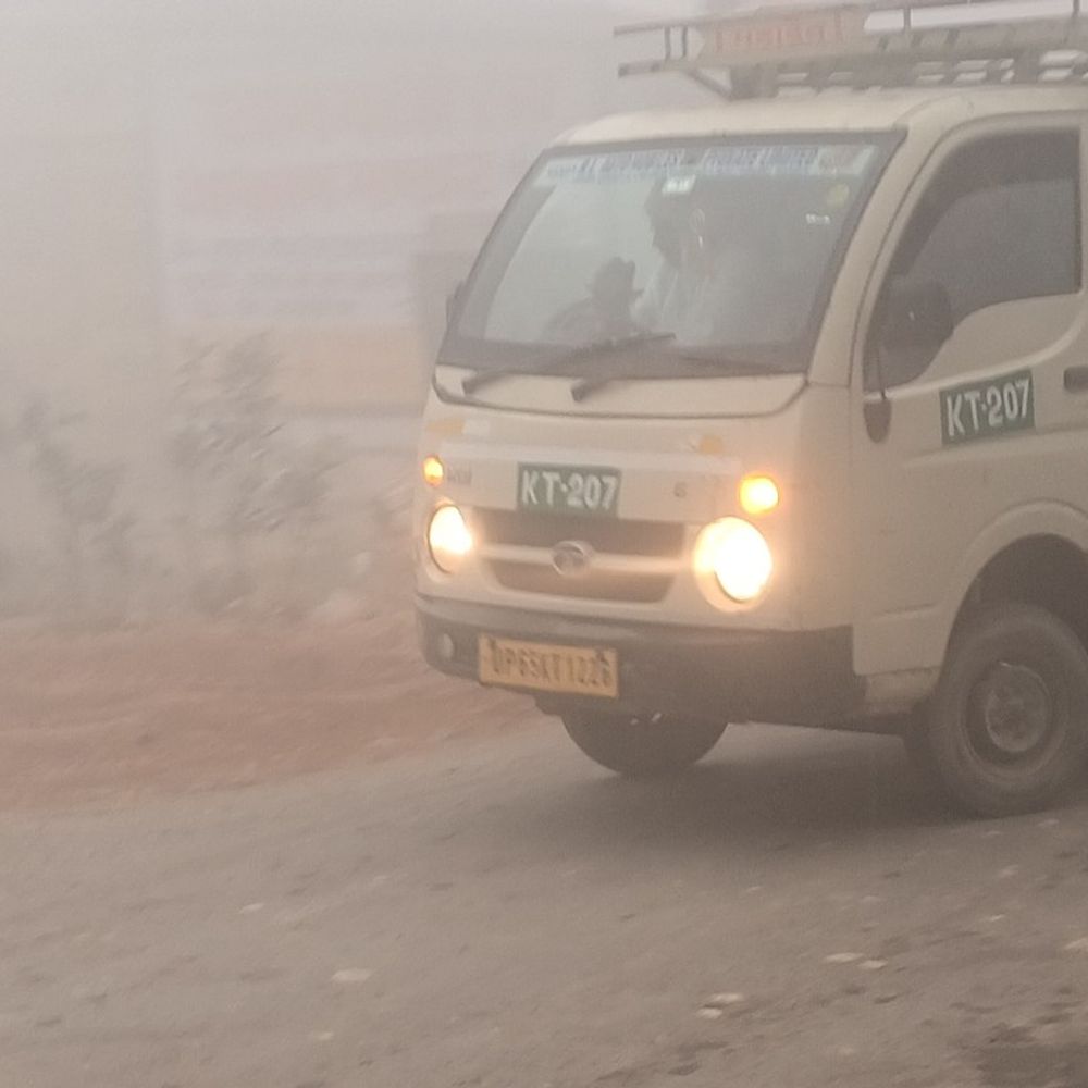 जौनपुर में घना कोहरा, न्यूनतम तापमान 10 डिग्री:डॉक्टर ने हृदय रोगियों को दी सलाह, जिला अस्पताल में 1145 मरीज पहुंचे