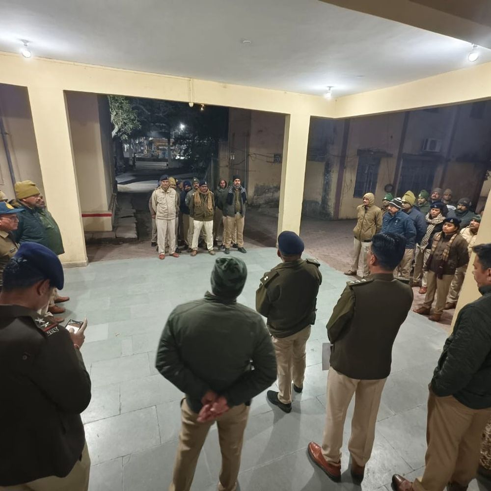 मंदसौर में रातभर पुलिस की कॉम्बिंग गश्त:17 थानों की टीम ने बदमाशों के ठिकानों पर दी दबिश; स्टेशन-बस स्टैंड पर भी सर्चिंग