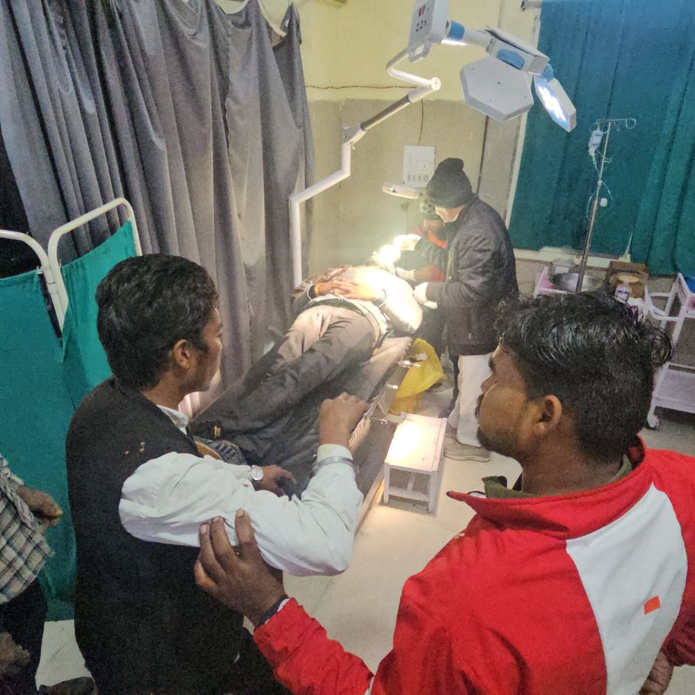 शाजापुर में दो सड़क हादसे में 4 लोग घायल:बाइक की भिड़ंत में तीन युवकों को चोट; ऑटो चालक ने घायलों को अस्पताल पहुंचाया