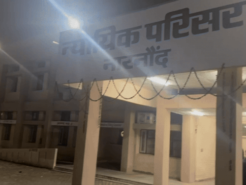 नारनौंद में चैंबर को लेकर वकीलों का हंगामा:  SDM पर अभद्रता का आरोप, हांसी और हिसार जिले में सोमवार को वर्क सस्पेंड – Narnaund News