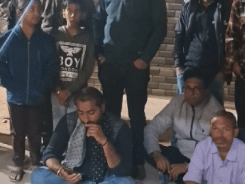 शास्त्री नगर सड़क पर रात को धरने पर बैठे लोग:  बोले- 5 दिन से घरों में पानी नहीं आ रहा, समाधान होने तक नहीं उठेंगे – Sikar News