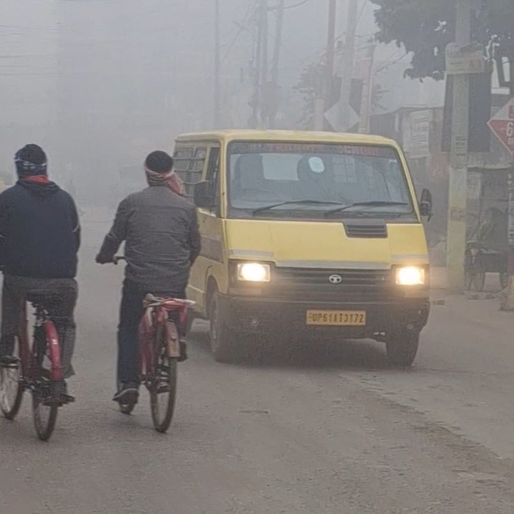 गाजीपुर में घना कोहरा, न्यूनतम तापमान 10°C पहुंचा:विजिबिलिटी 15 मीटर तक सीमित, ठंडी हवाओं से बढ़ी गलन