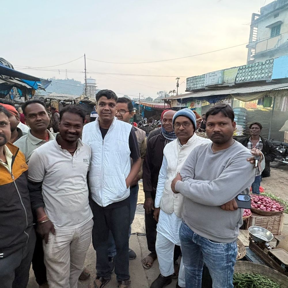 लातेहार में अंचलाधिकारी पर दुकानों पर वाहन चढ़ाने का आरोप:  दुकानदारों ने जम कर किया विरोध, स्थानीय व्यवसायियों में भारी आक्रोश – latehar News
