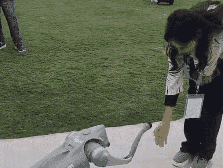 गोरखपुर में साइबर सुरक्षा और तकनीकी ओर:  ड्रोन से राहत पैकेट, रोबोट डॉग रहा आकर्षण का केन्द्र, लोग आते जाते मिला रहे हाथ – Gorakhpur News