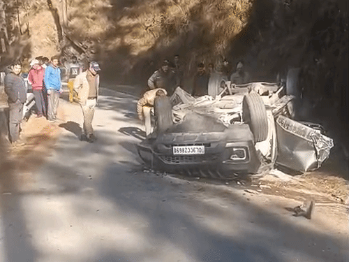 अल्मोड़ा में सड़क हादसे में दो पर्यटकों की मौत:स्कॉर्पियो डिवाइडर से टकराकर 60 मीटर नीचे गिरी, जेसीबी से घायल को निकाला बाहर