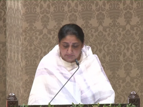 अजित के निधन के चौथे दिन पत्नी सुनेत्रा उपमुख्यमंत्री बनीं:महाराष्ट्र की पहली महिला डिप्टी सीएम, 12 मिनट का शपथ ग्रहण; शरद पवार नहीं पहुंचे