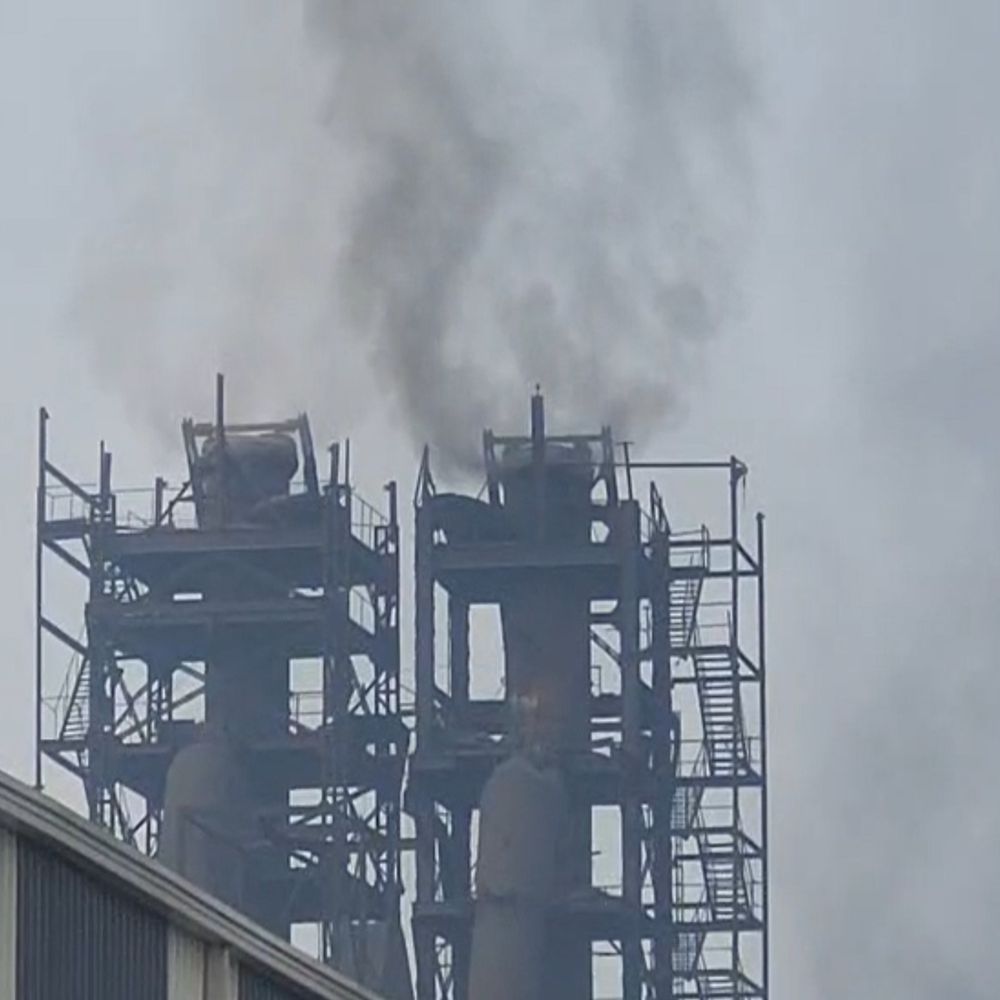 बिलासपुर में इंड्रस्ट्रीयल एरिया में फैक्ट्री उगल रहा जहरीला धुआं:  प्रदूषण से बच्चे-बुजुर्ग हो रहे बीमार, लोग बोले-तय मानक से कम ऊंचाई पर है चिमनियां – Bilaspur (Chhattisgarh) News