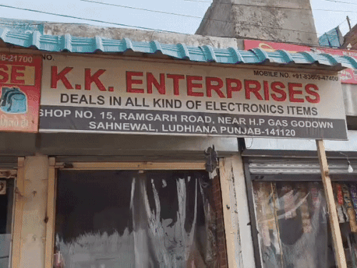 लुधियाना में मनी एक्सचेंजर की दुकान पर चोरी:  ताला तोड़कर घुसे चोर, 3 लाख रुपए का मोबाइल व अन्य सामान, कैश ले गए – Ludhiana News