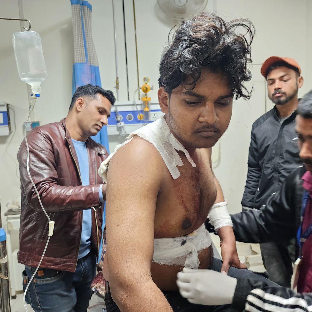 सीवान में दुकान पर किशोर पर चाकू से हमला:बाइक सवार बदमाश फरार, हालत गंभीर पटना रेफर, स्माइक नशे की रंजिश की आशंका