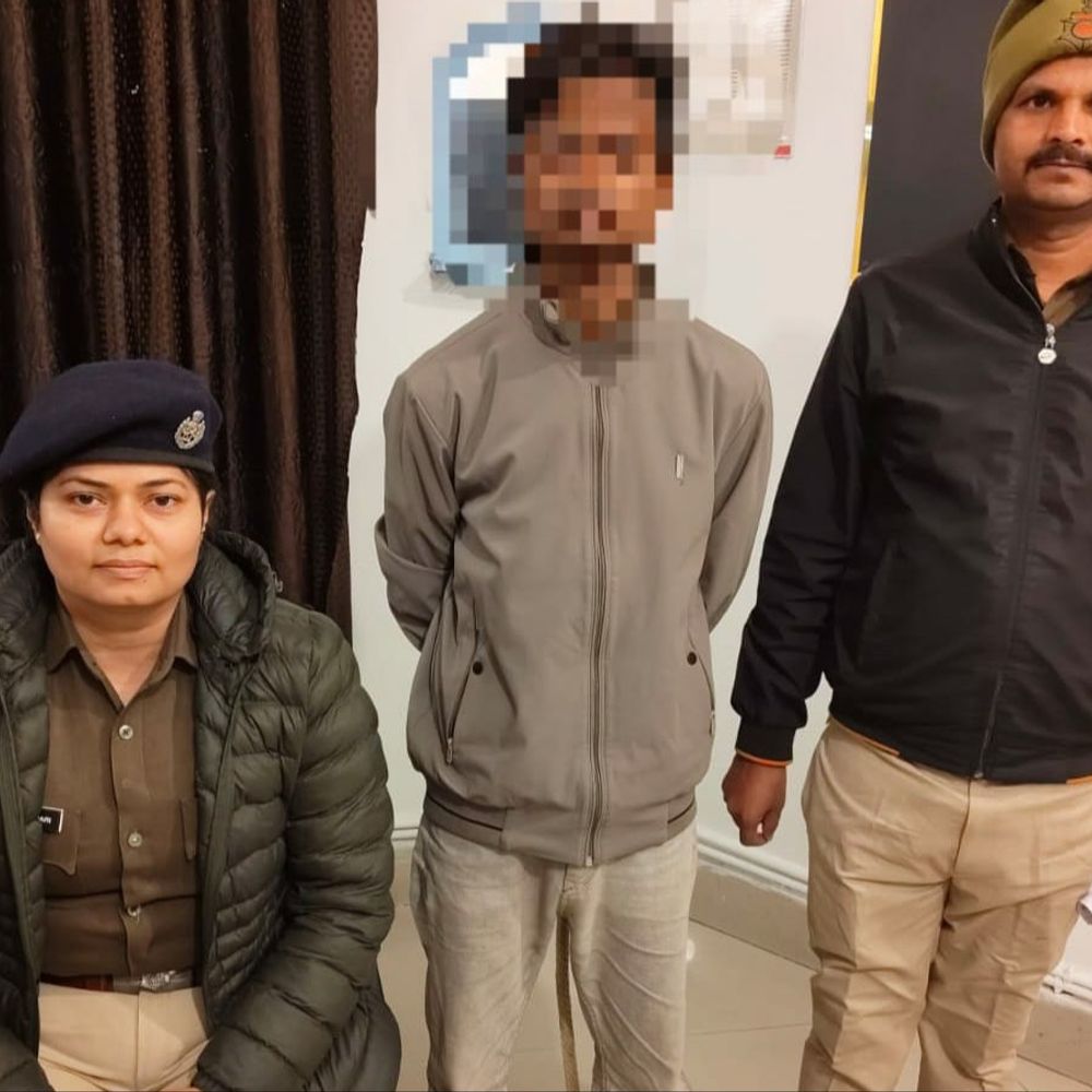 रिसेप्शन पार्टी में तमंचे पर डांस और हर्ष फायरिंग:महिला डांसर के हाथ में युवक ने थमाया पिस्टल, भोजपुर गानों पर झूमते दिखे