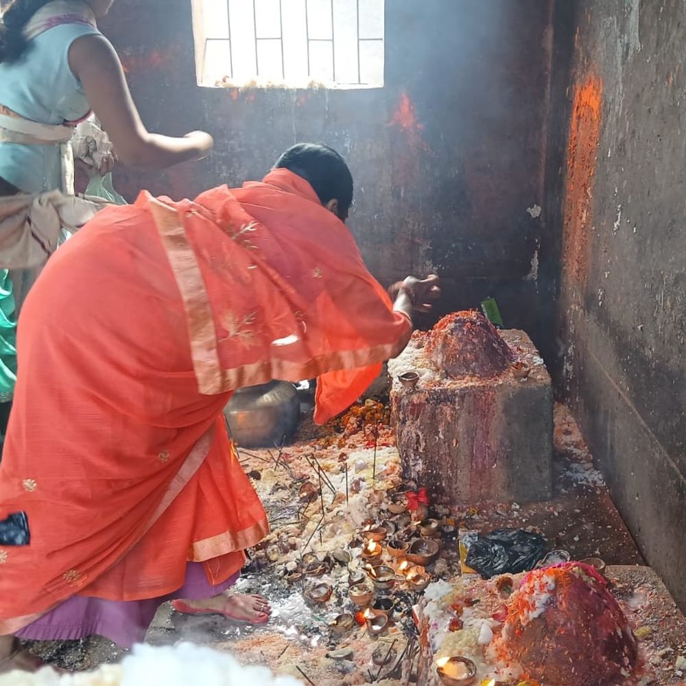 नालंदा में आस्था का अनोखा रंग:जहां बलि नहीं, खीर के प्रसाद से खुश होते हैं लालचन बाबा;100 साल से जारी है परंपरा