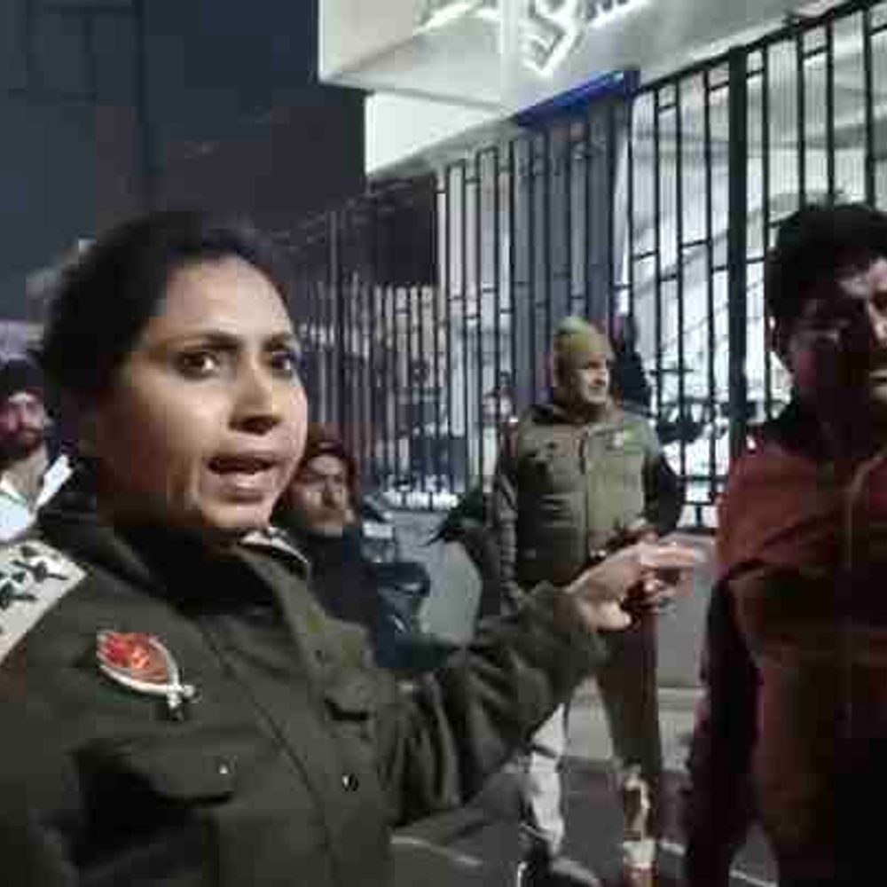 जालंधर में BMW और फायर ब्रिगेड में टक्कर:  सुखबीर बादल का करीबी बताकर फायरकर्मी पर दबाव का आरोप, सड़क पर हुआ हंगामा – Jalandhar News