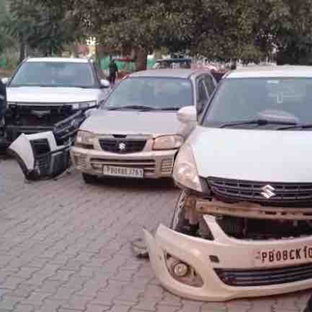 जालंधर में कार ने चार गाड़ियों को मारी टक्कर:  ड्राइवर के नशे में होने का आरोप, पहले चक्कर लगाकर गया, दुबारा आकर तोड़े वाहन – Jalandhar News