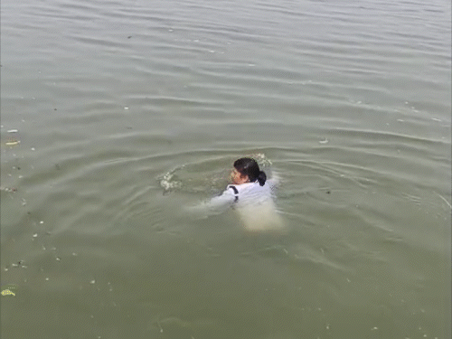 पटना के दीघा घाट पर डूबे दो शख्स:बचाने के लिए कूदीं महिला ट्रैफिक पुलिस, गंगा स्नान के लिए पहुंचे थे दोनों