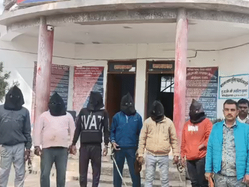 अवैध पशु तस्करी पर लातेहार पुलिस का शिकंजा:  दो पिकअप वाहन जब्त, 20 पशु बरामद, छह लोग गिरफ्तार – latehar News