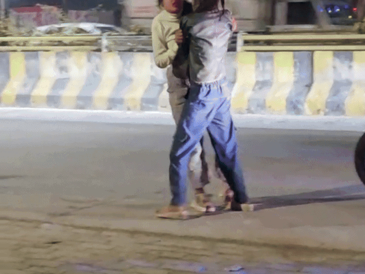 युवतियों का सड़क पर हंगामा, लोगों से अभद्रता का VIDEO:  रीवा में गाड़ियों को तोड़ने की कोशिश; पुलिस वालों से बहस की – Rewa News