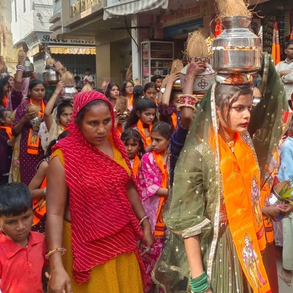 जालोर शहर में महिलाओं ने निकाली कलश यात्रा:  साधु-संतों समेत भामाशाह का सम्मान किया; हिंदू सम्मेलन में शामिल हुए कॉलोनीवासी – Jalore News