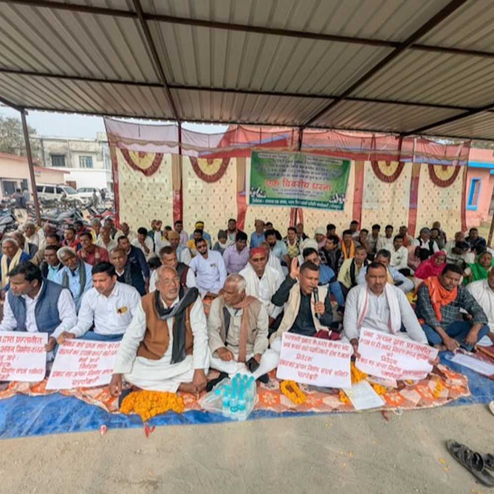 जमाबंदी को रद्द कर कब्जा मुक्त कराने की मांग:भोजपुर में भवन निर्माण विवाद को लेकर धरना, विधायक के खिलाफ की नारेबाजी