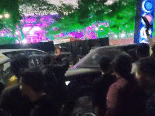 सूरत में सैफ को लव-जिहादी बताकर काले झंडे दिखाए:परिवार के साथ इंडियन स्ट्रीट प्रीमियर लीग में पहुंचे थे, हिंदू संगठनों ने किया विरोध