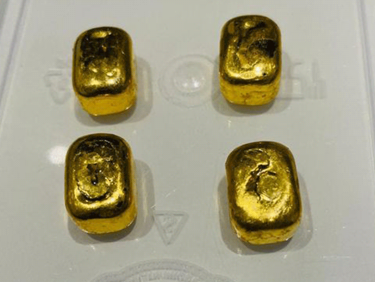 मुंह में 109 ग्राम सोना छिपाकर ला रहा था पैसेंजर:काले टेप में चिपके सोने के 4-कैप्सूल मुंह में दबा रखे थे, बैंकॉक से पहुंचा था अहमदाबाद