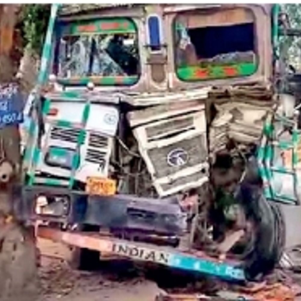 हाईवा ने खराब ट्रक में टक्करमारी, दब कर मिस्त्री की मौत