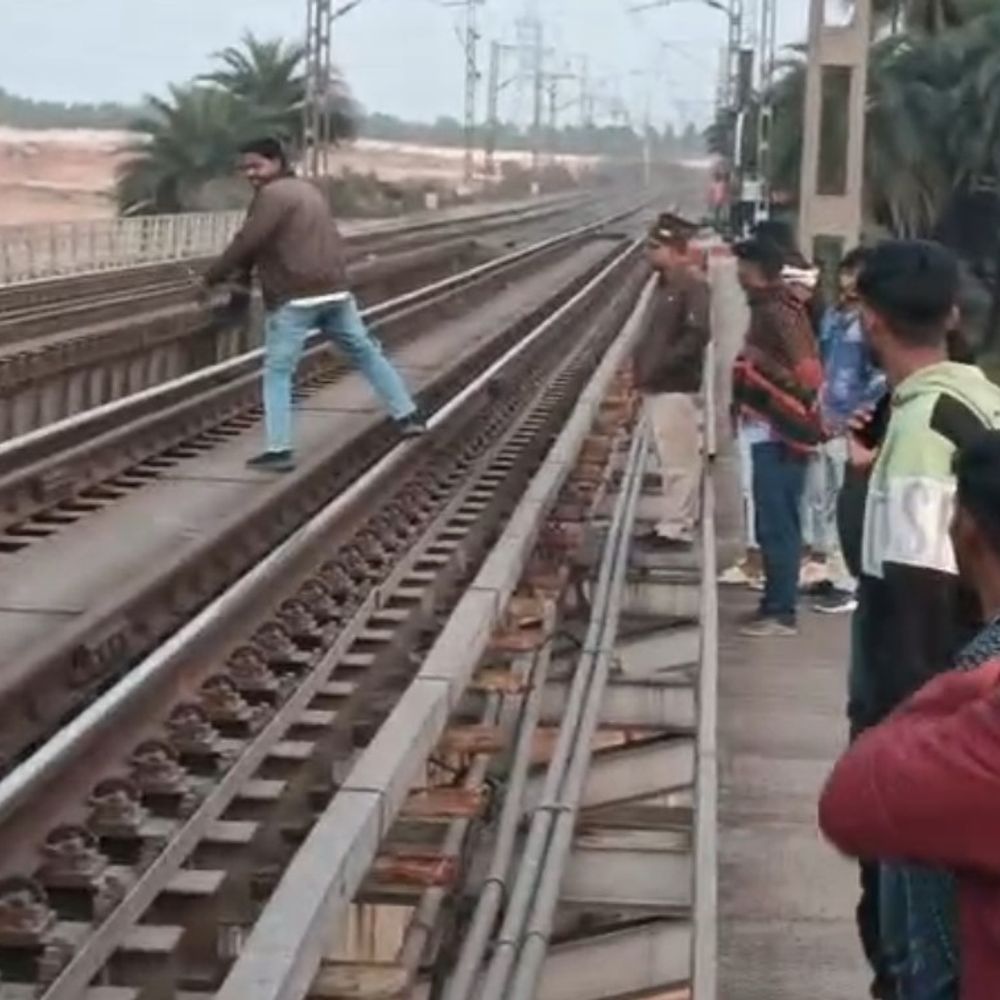 सेल्फी लेने के दौरान ट्रेन से किशोर कटा:  कलश यात्रा से लौटते समय हुआ हादसा, दो दोस्त बचे, गांव में पसरा मातम – koderma News