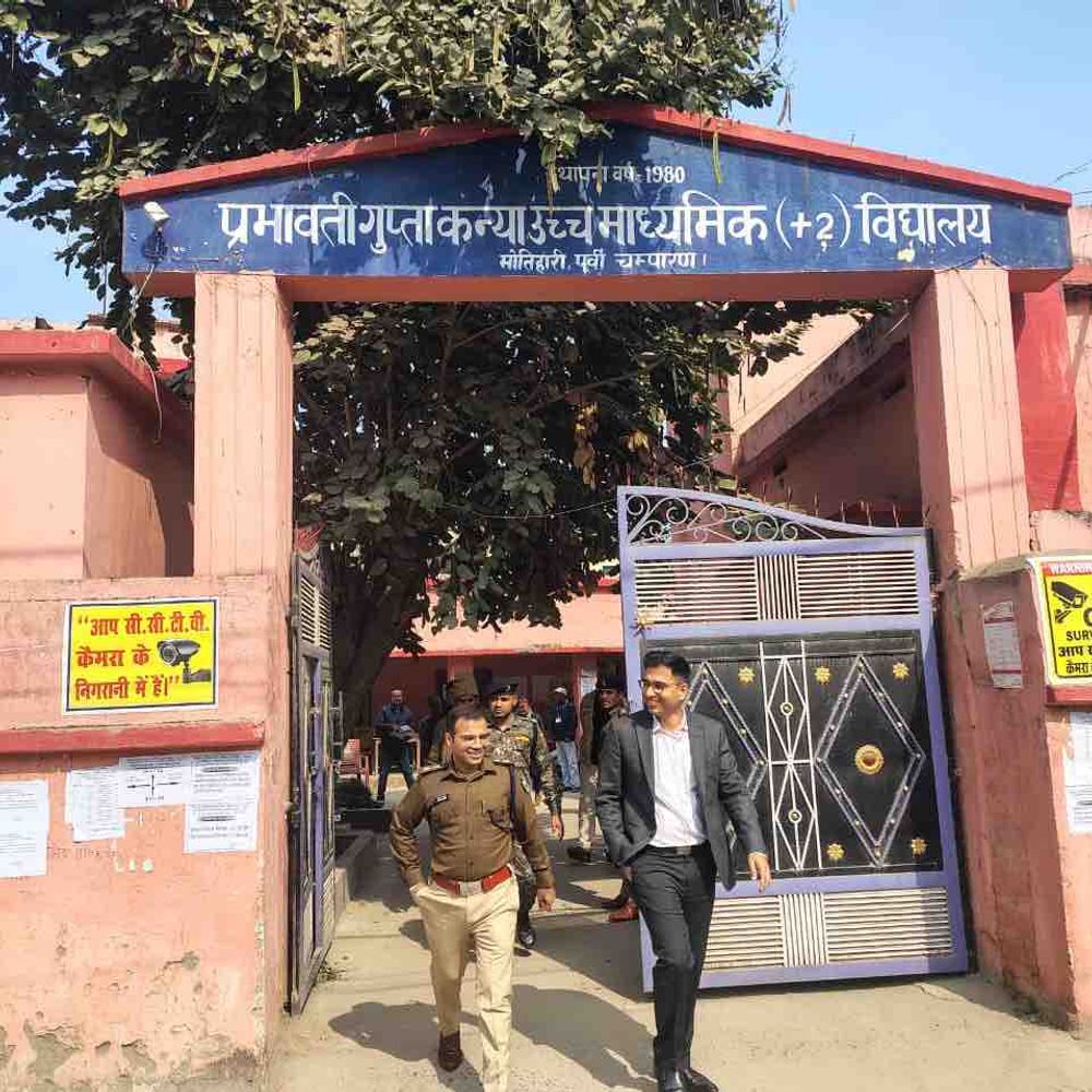 मोतिहारी में इंटर परीक्षा की शांतिपूर्ण शुरुआत:69 केंद्रों पर कड़ी निगरानी, 280 परीक्षार्थी अनुपस्थित, कदाचार का कोई मामला नहीं