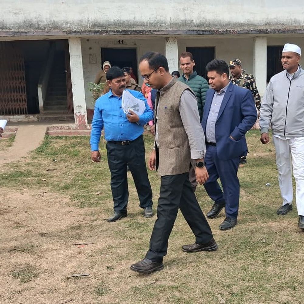 नवादा में इंटरमीडिएट परीक्षा शुरू:पहले दिन 13 परीक्षार्थी निष्कासित, डीएम ने परीक्षा केंद्रों का निरीक्षण किया