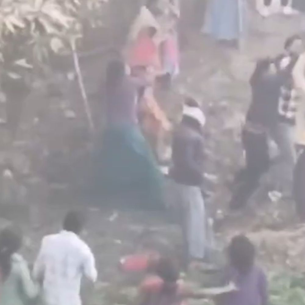 देवरिया में जमीन विवाद पर घर में घुसकर मारपीट:  ईंट-पत्थर चले, मां-बेटी को घसीटकर पीटा, बेटे का पैर तोड़ा – Deoria News