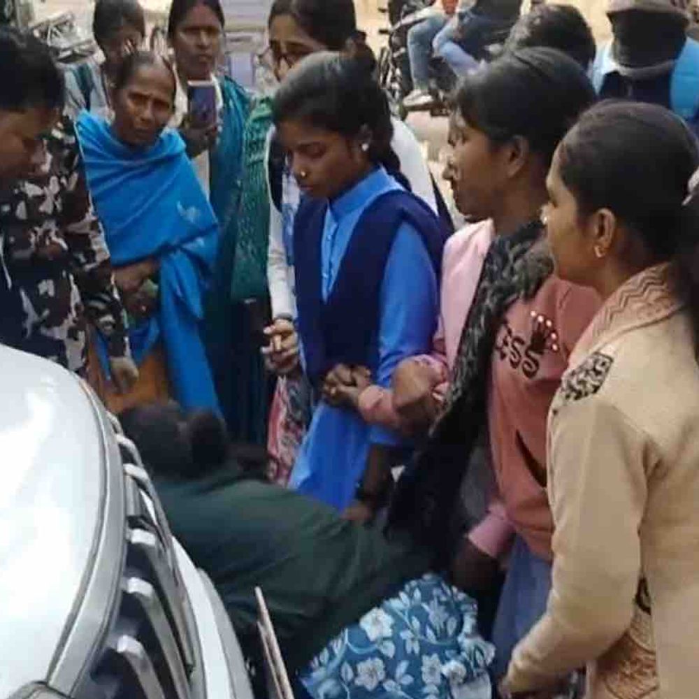 मोतिहारी इंटर परीक्षा,देर से पहुंचे छात्रों को प्रवेश नहीं:रोती छात्राओं को अधिकारियों ने दिया आश्वासन, परीक्षा शांतिपूर्ण