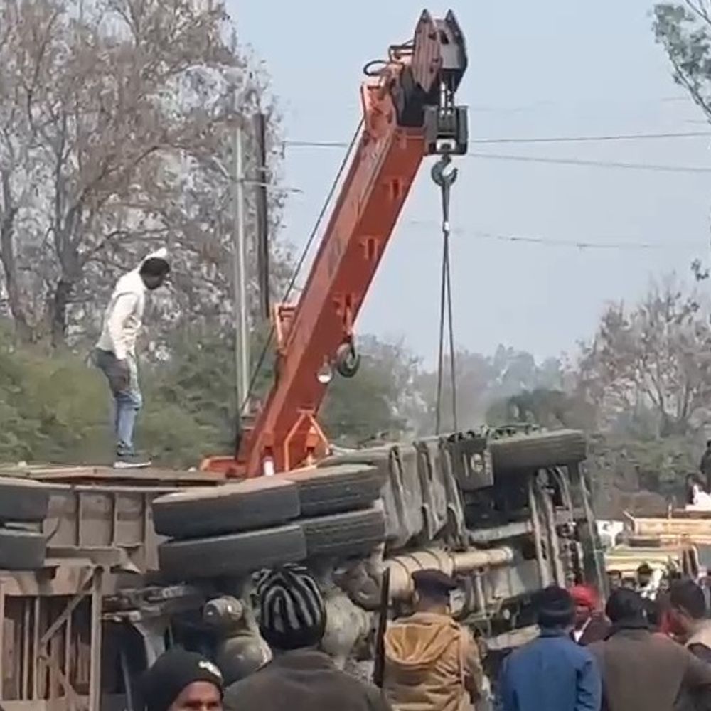 जमुई में बालू लदा ट्रक पलटा, ड्राइवर-खलासी सुरक्षित:तेज रफ्तार के कारण बैलेंस बिगड़ने से एक्सीडेंट, एक घंटे जाम