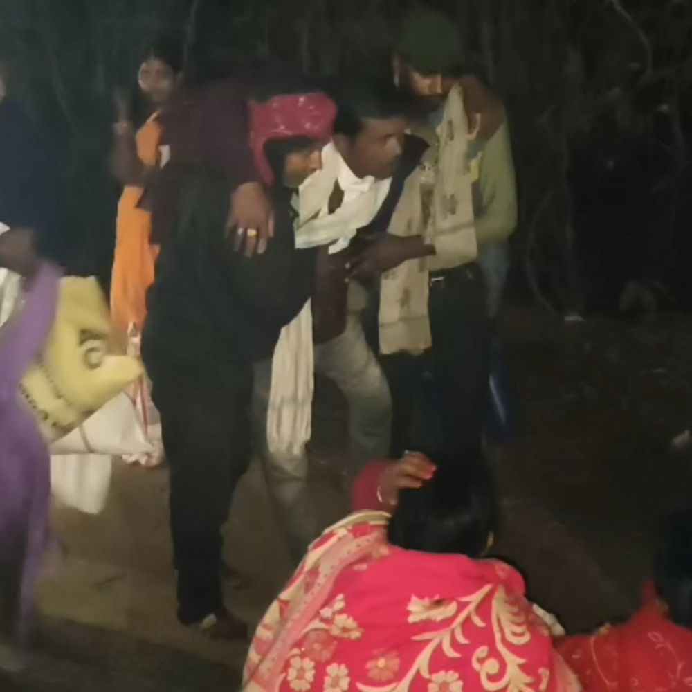 बांका-कटोरिया मार्ग पर ई-रिक्शा पलटा:बाबाधाम देवघर जाने के समय हादसा, 6 घायलों को पहुंचाया अस्पताल