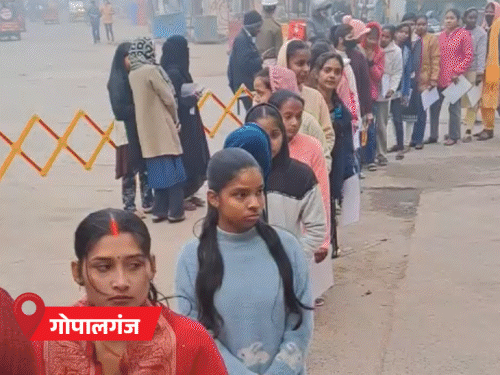 इंटर एग्जामः पटना-गोपालगंज में छात्रों के जूते उतरवाए गए:ठंड में नंगे पांव मिली एंट्री, 13 लाख छात्र देंगे परीक्षा