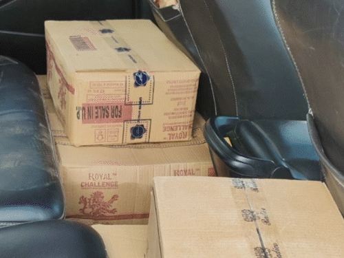 लातेहार में शराब तस्करी पर बड़ी कार्रवाई:  इनोवा क्रिस्टा से 30 पेटी अवैध शराब जब्त; तस्कर फरार, पुलिस खंगाल रही नेटवर्क – latehar News