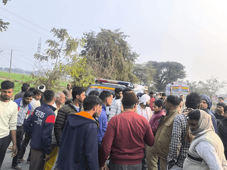 अलीगढ़ में ट्रैक्टर-ट्रॉली ने बाइक सवार को कुचला, मौत:गोधा बाईपास पर हादसा, दो गंभीर घायल; चालक पर मुकदमा दर्ज