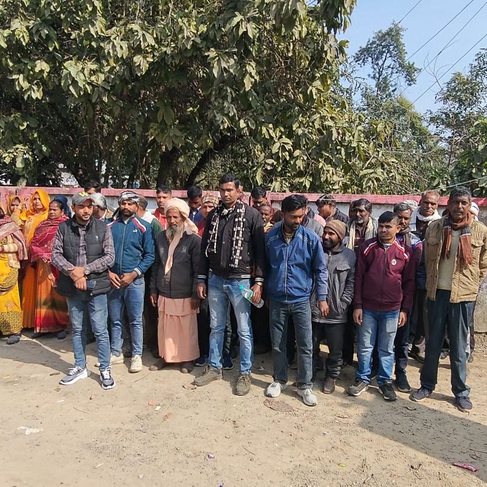 प्रधान पर दर्ज मुकदमे को लेकर एसपी से मिले ग्रामीण:बोले- मंत्री के करीबी पूर्व प्रधान के इशारे पर दर्ज हुआ फर्जी मुकदमा, निष्पक्ष जांच की मांग