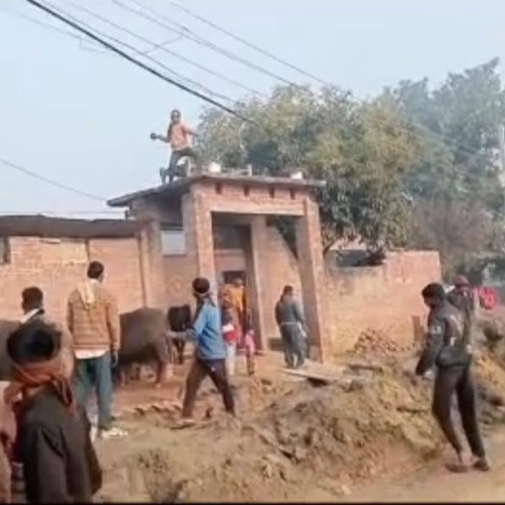 एटा में नाला निर्माण का विरोध:मजदूरों पर पथराव, दो घायल, छत पर चढ़कर ईंट-पत्थर फेंके