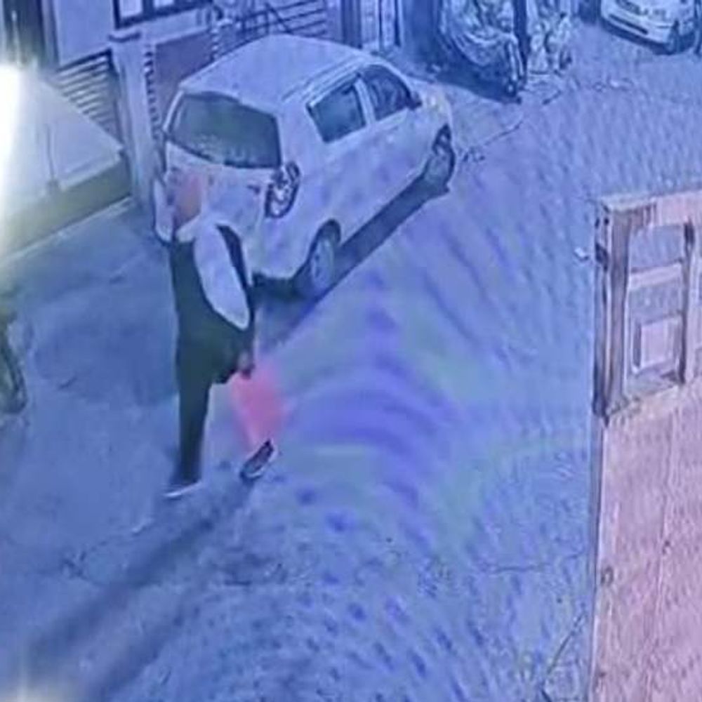 ज्वेलर्स के घर धमकी भरे लेटर के साथ पिस्टल:सीसीटीवी में गमछा पहने दिखा आरोपी, पुलिस तलाश में जुटी