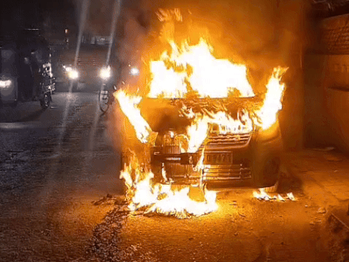 अमृतसर फोर एस चौक पर चलती इनोवा में लगी आग:  इंजन से उठीं लपटें, समय रहते बाहर निकले सवार, ट्रैफिक रहा बाधित – Amritsar News