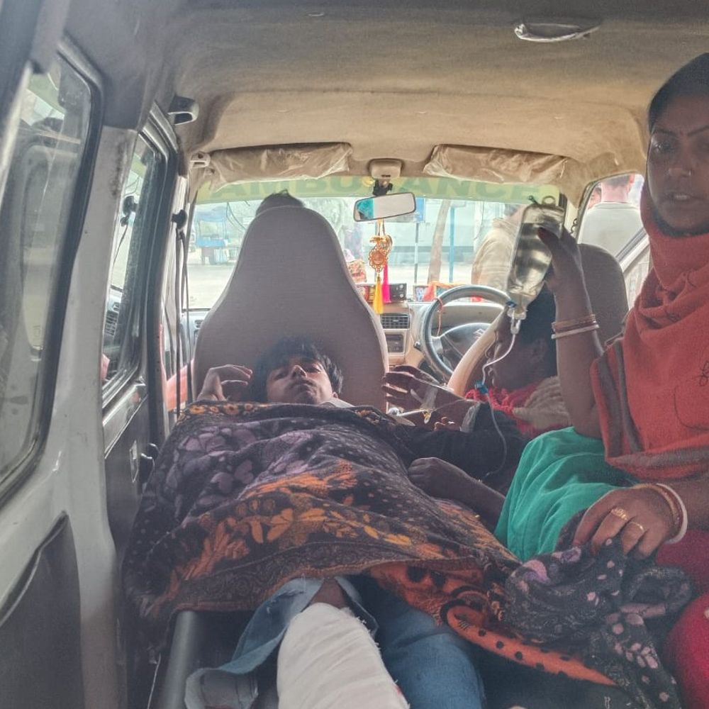 परीक्षा देने जा रहे तीन इंटरमीडिएट छात्र घायल:किऊल-बिछवे रोड पर बाइक दुर्घटनाग्रस्त, 2 गंभीर