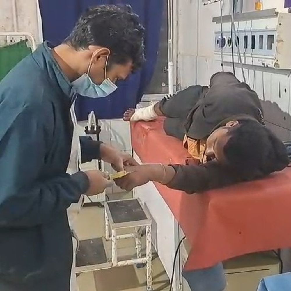 ट्रक ने बाइक को मारी टक्कर, 3 युवक घायल:जमुई में एक की हालत गंभीर, पटना रेफर किया