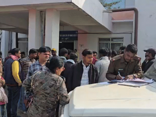 पाकुड़ में सड़क हादसा; एक की मौत:  ट्रैक्टर की टक्कर से बाइक सवार मरा, सात बच्चों के सिर से उठा पिता का साया – Pakur News