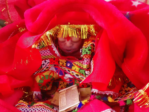 मृत पैदा हुई बच्ची...आंखें बड़ी थीं तो देवी मान लिया:मैनपुरी में 60 हजार चढ़ावा आया, मंदिर बनाने की तैयारी