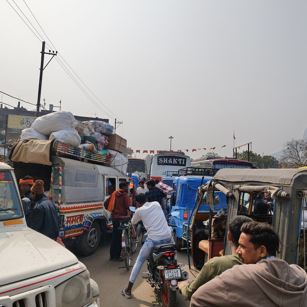 अकबरपुर बस स्टैंड क्षेत्र में भीषण जाम लगा:इंटरमीडिएट परीक्षा देने वाले छात्र और आम लोग परेशान, प्रशासन से समाधान की मांग